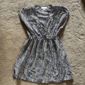 Maternity V-neck blouse with scrunched waistline.